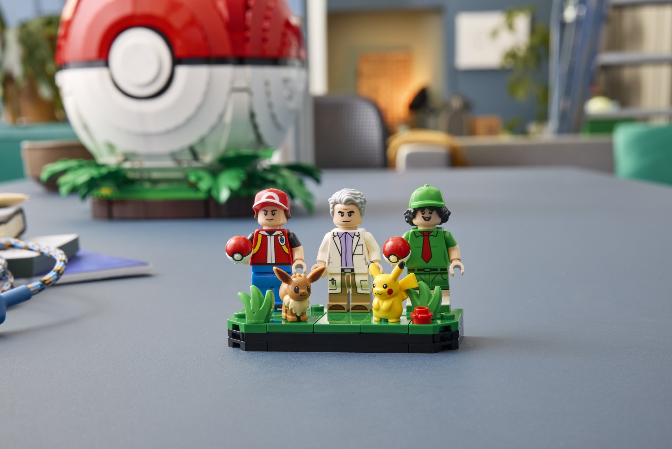 Geöffneter LEGO Pokémon Pokéball 72154 mit Szenen und Professor Eichs Labor im Inneren