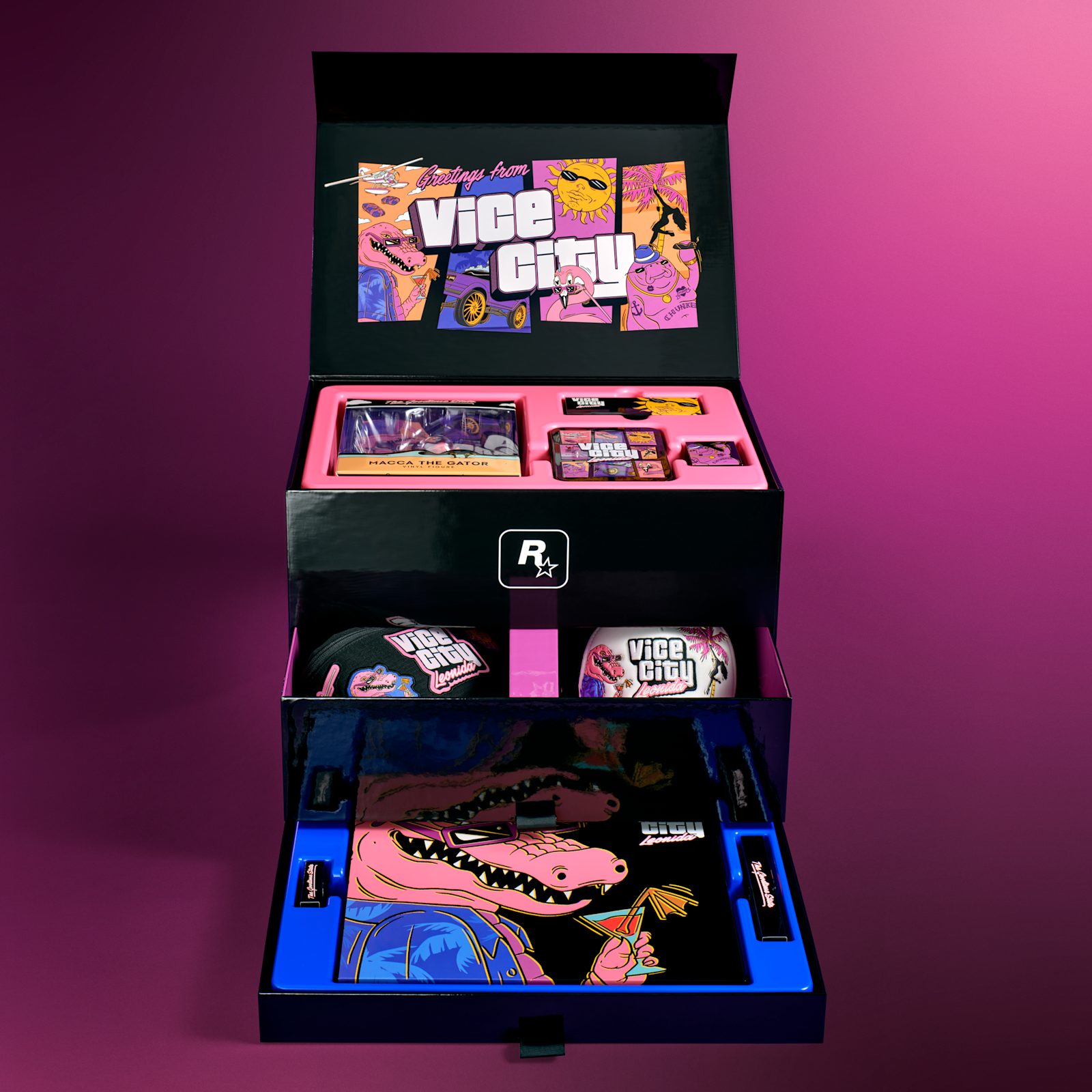Geöffnete GTA VI Goodtime State – Vice City Collection mit Macca-the-Gator-Figur, Pin-Dose, Kappe, Sonnenbrille und Poster in mehreren Fächern