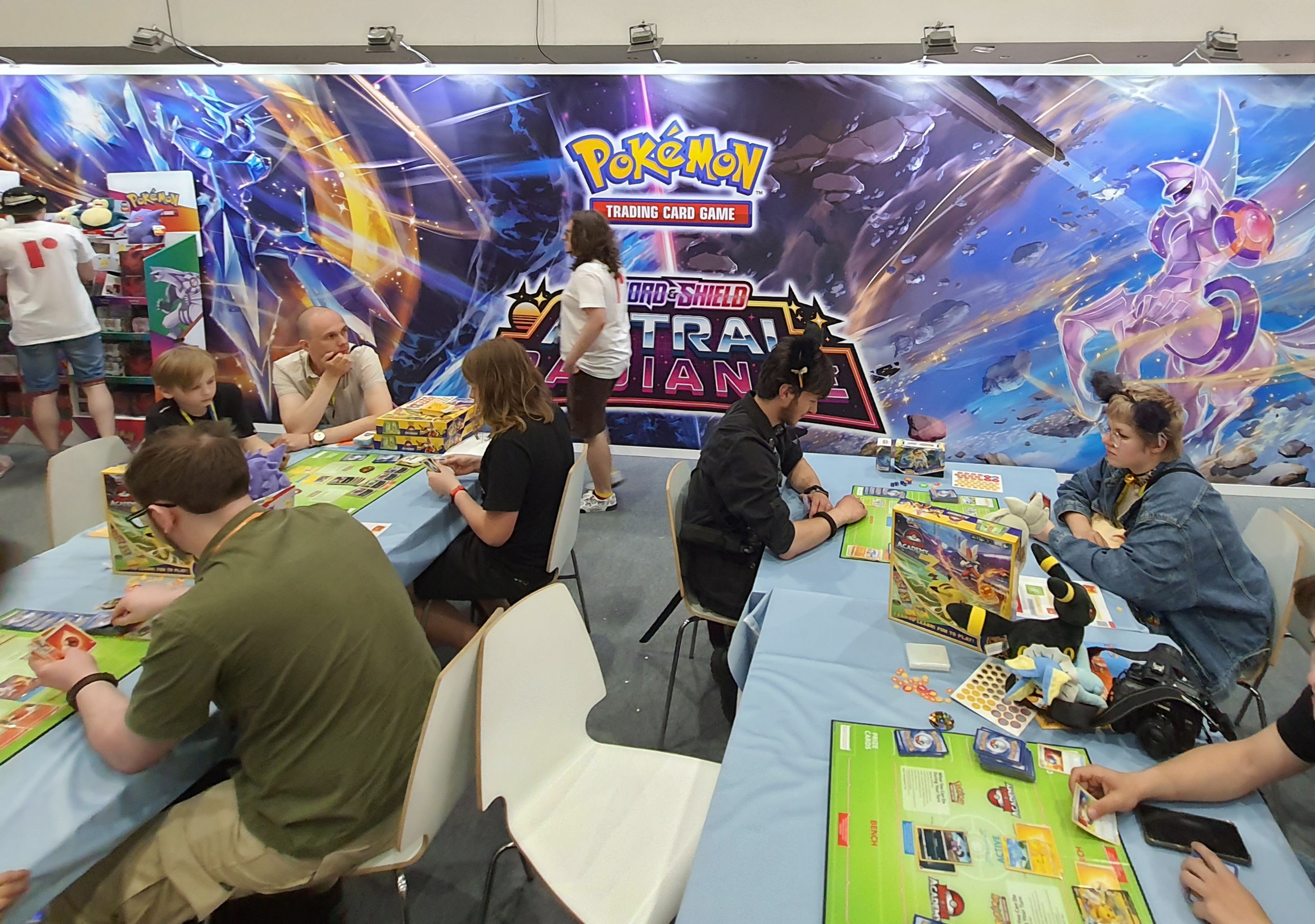 Besucher spielen Pokémon Trading Card Game bei einer Veranstaltung