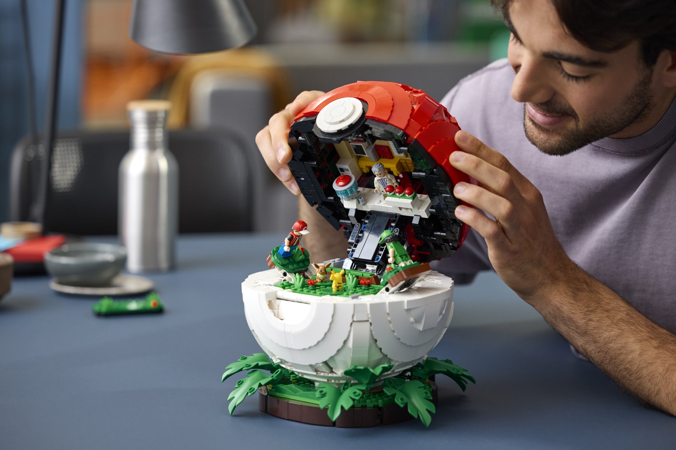 LEGO Minifiguren Rot, Professor Eich und Picknickerin mit Pikachu und Evoli vor dem Pokéball