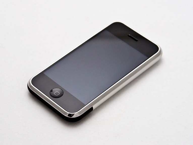 Erstes Apple iPhone von 2007 vor neutralem Hintergrund