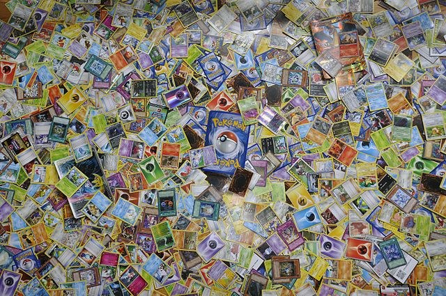 Eine große private Sammlung verschiedener Pokémon-Sammelkarten