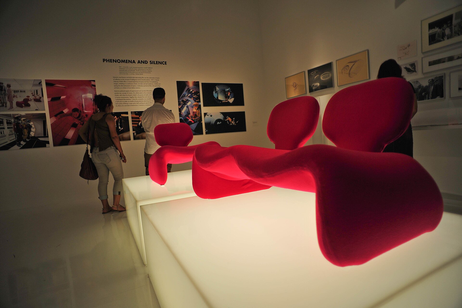 Rote Djinn-Sessel und ein Sofa von Olivier Mourgue aus dem Film 2001: Odyssee im Weltraum in einer Museumsausstellung