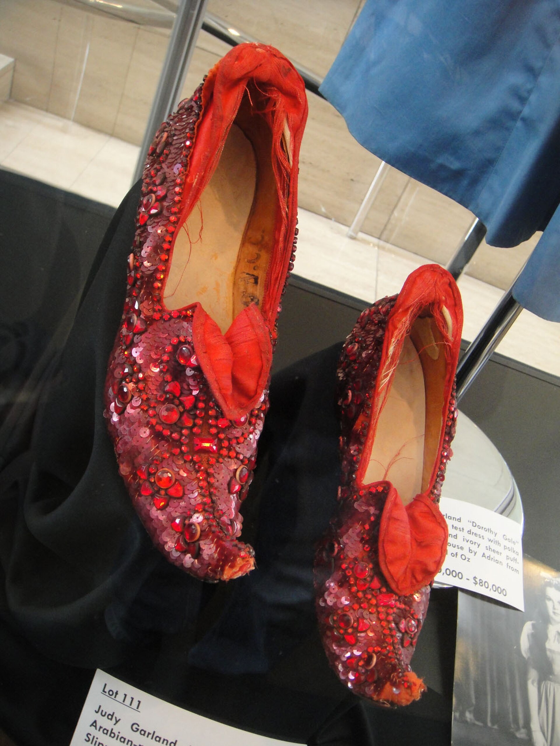 Ruby Slippers im arabischen Testmuster mit nach oben gebogenen Spitzen, ausgestellt bei der Vorbesichtigung der Debbie-Reynolds-Auktion