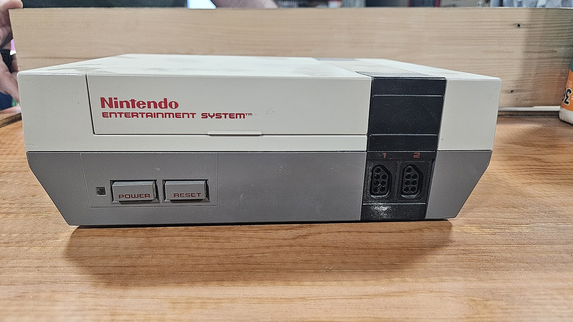 Originales Nintendo Entertainment System auf einem Holztisch