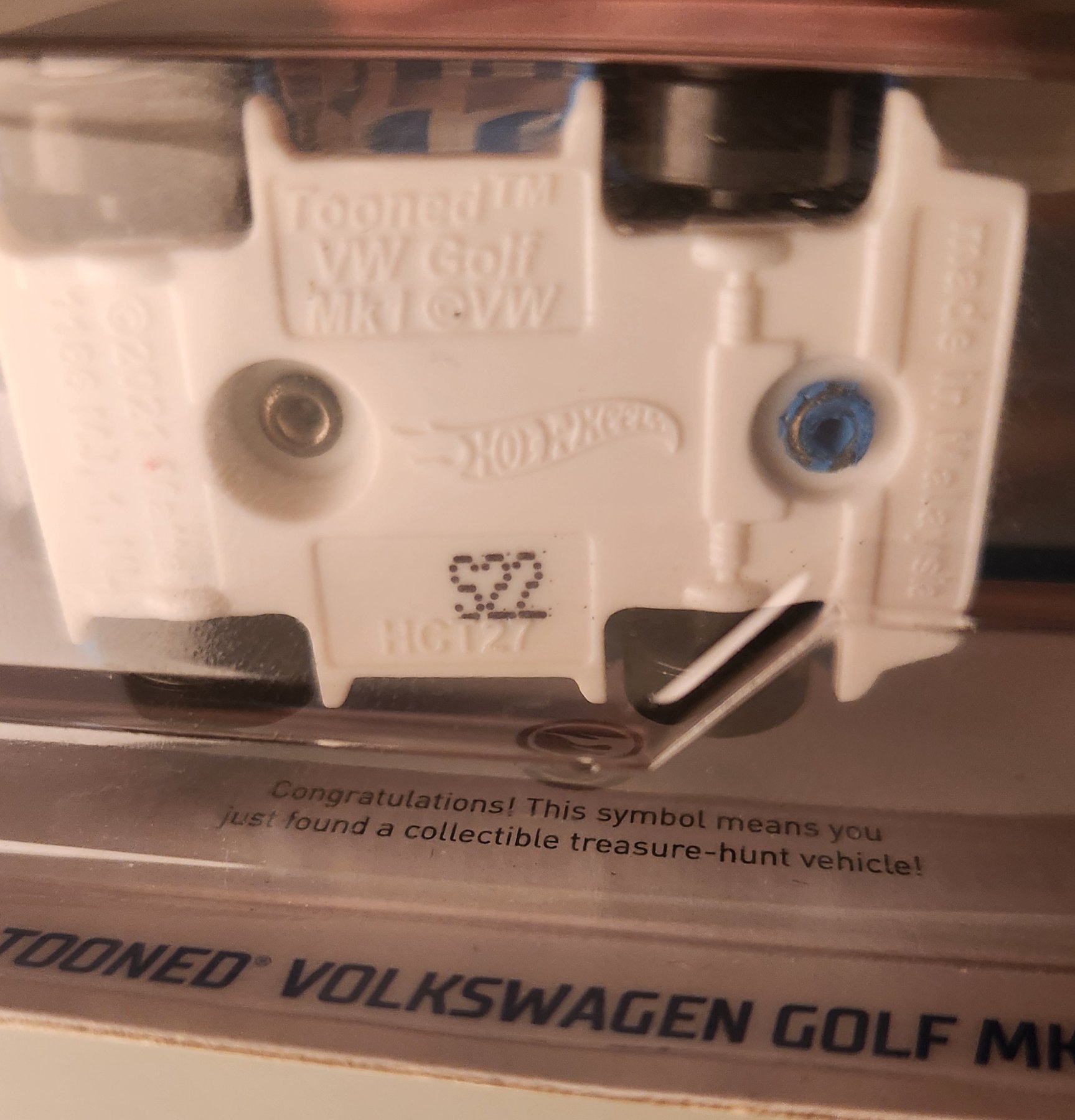 Unterseite eines verpackten Hot Wheels Tooned Volkswagen Golf MK1, darunter auf der Karte der Hinweis auf ein Treasure-Hunt-Fahrzeug