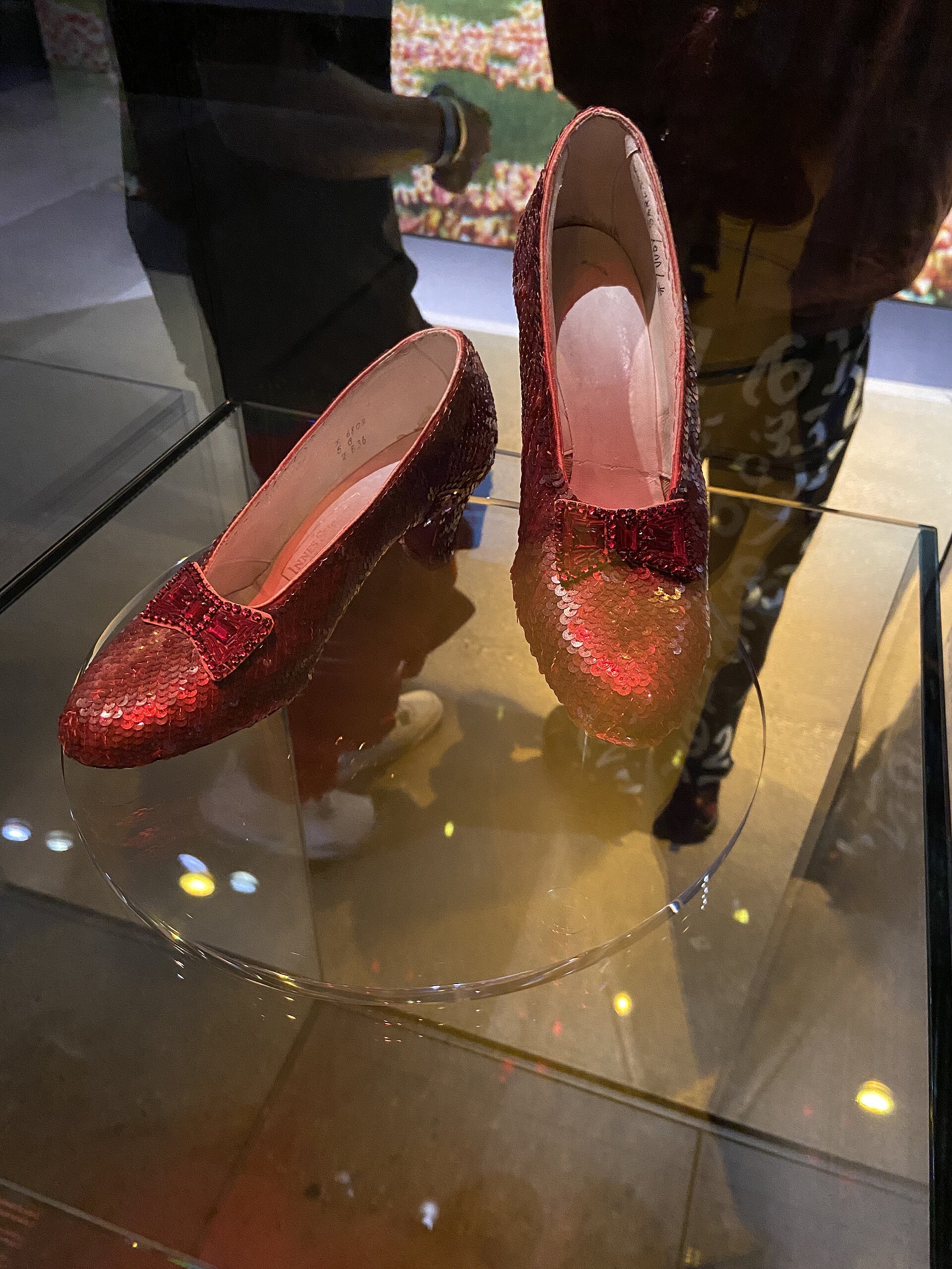 Ein weiteres Originalpaar der Ruby Slippers in einer dunklen Vitrine der Academy of Motion Picture Arts and Sciences