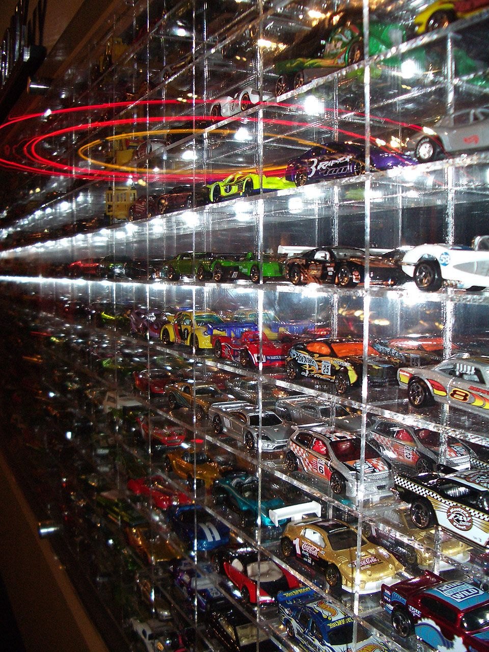 Beleuchtete Vitrine mit Hunderten Hot-Wheels-Modellautos