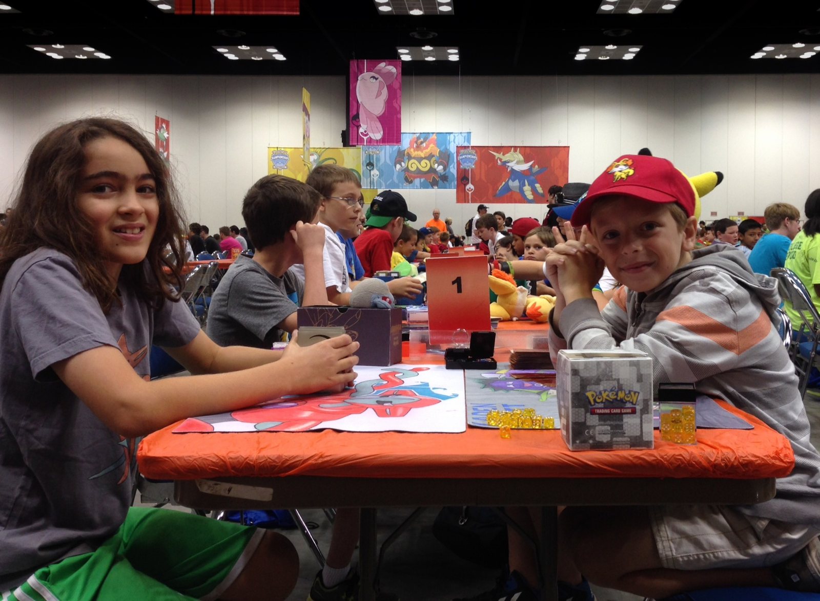 Zwei junge Spieler an Tisch 1 der Pokémon National Championships 2014