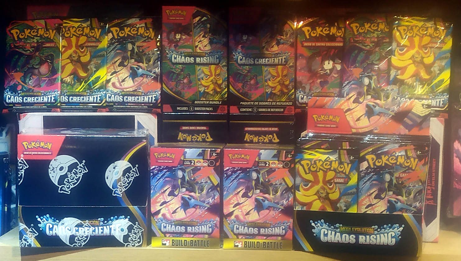 Regal mit Pokémon-Sammelkartenspiel-Boostern und Build-&-Battle-Boxen im Handel
