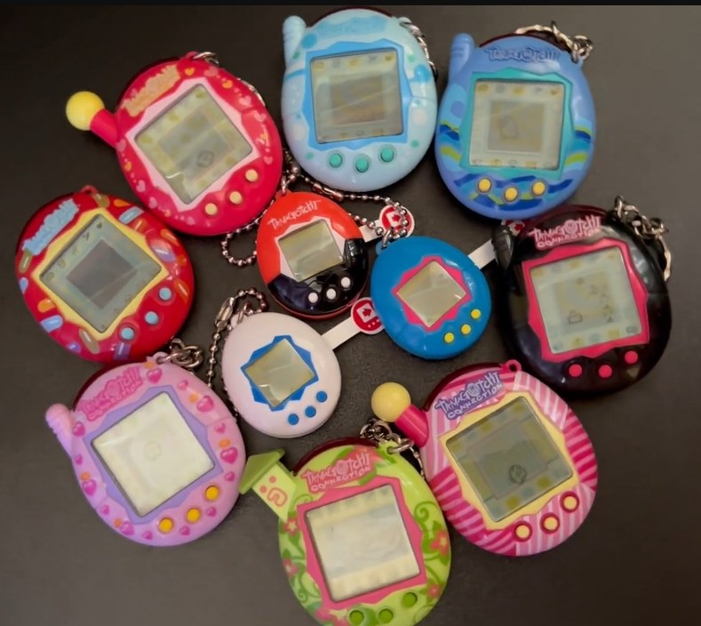 Verschiedene Tamagotchi-Geräte in mehreren Farben