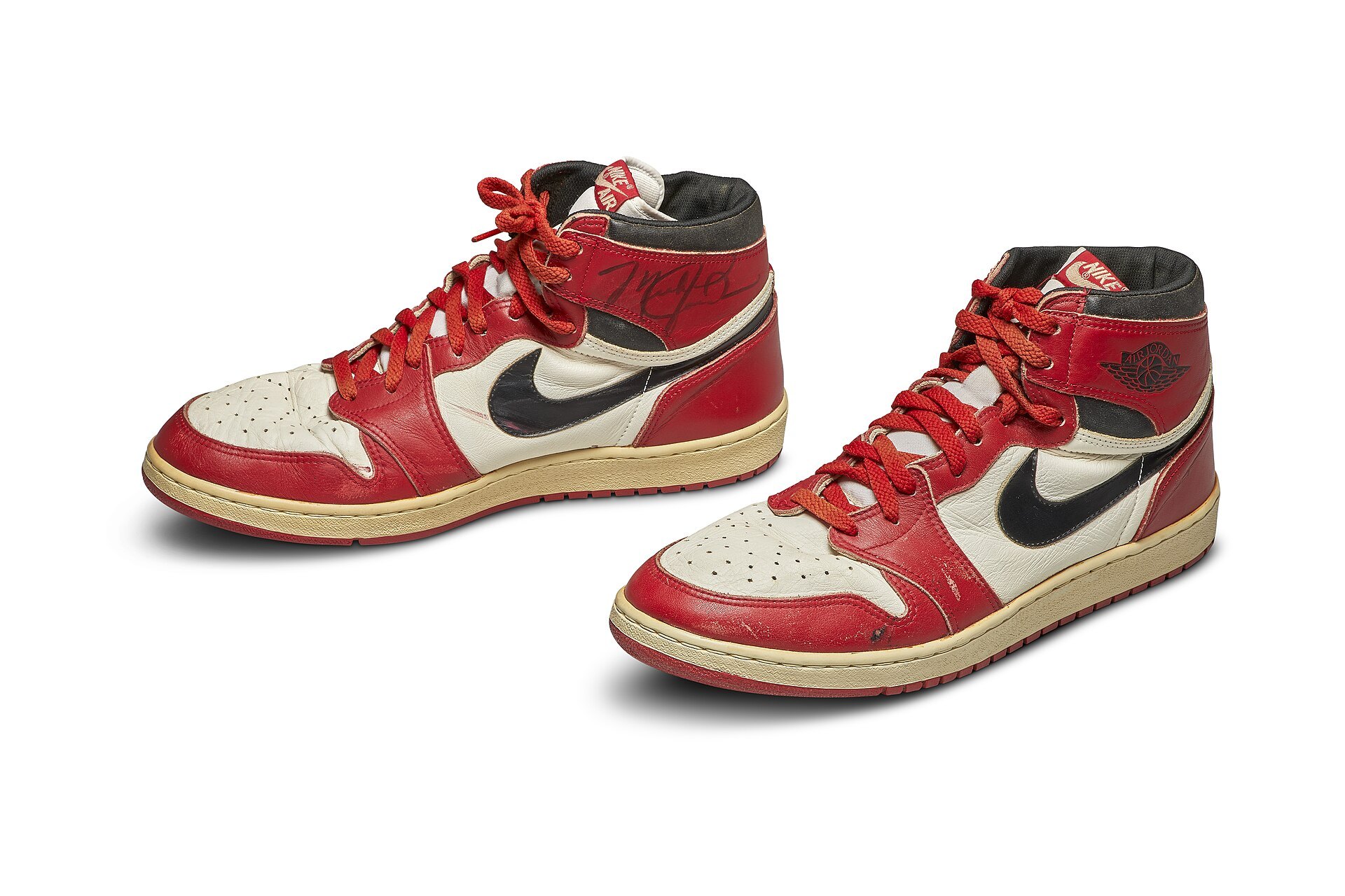 Von Michael Jordan getragenes Paar Air Jordan 1 aus dem Jahr 1985 in Weiß, Rot und Schwarz mit Gebrauchsspuren