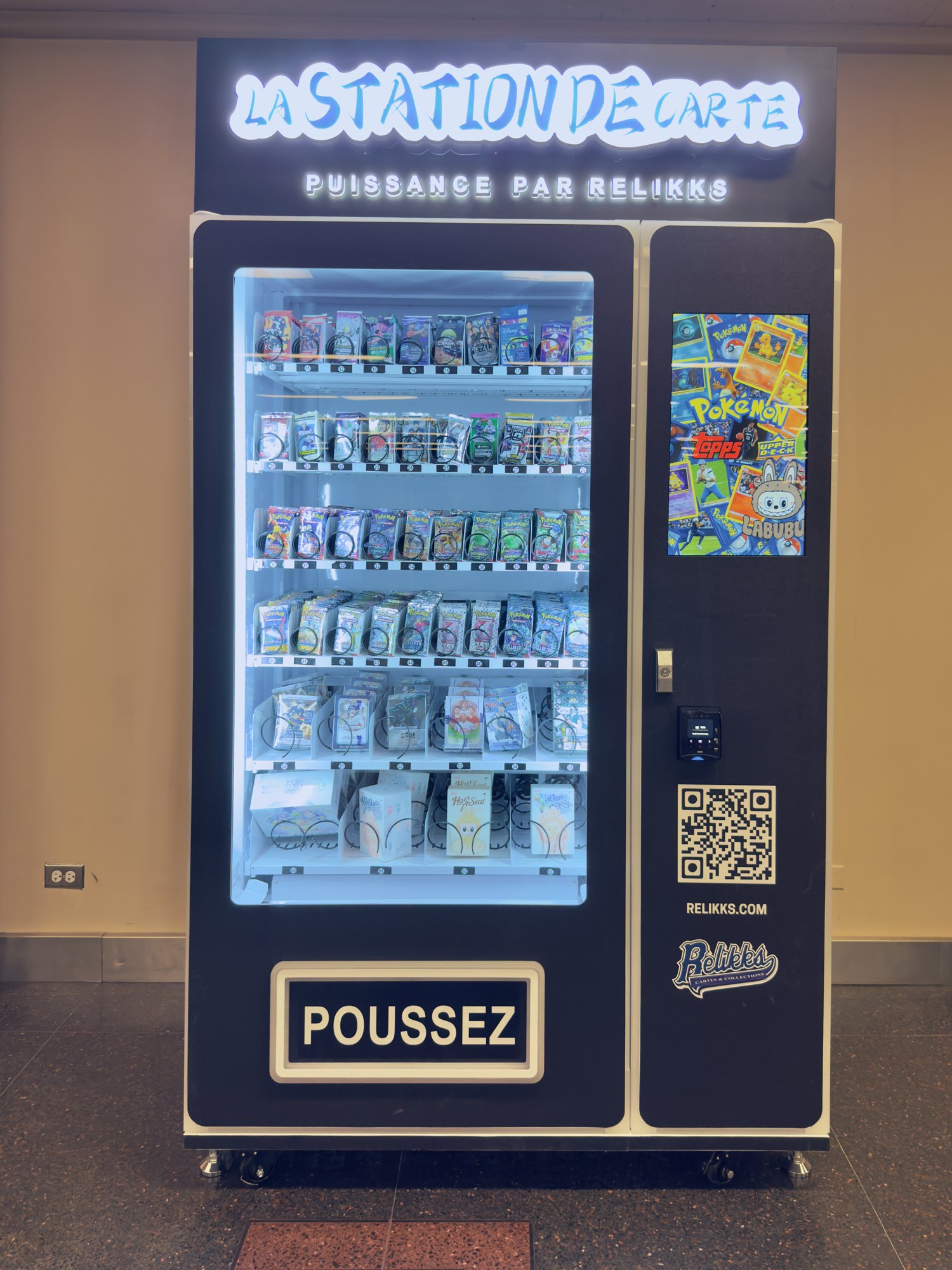 Automat mit Pokémon-Sammelkarten im Hauptbahnhof von Montréal