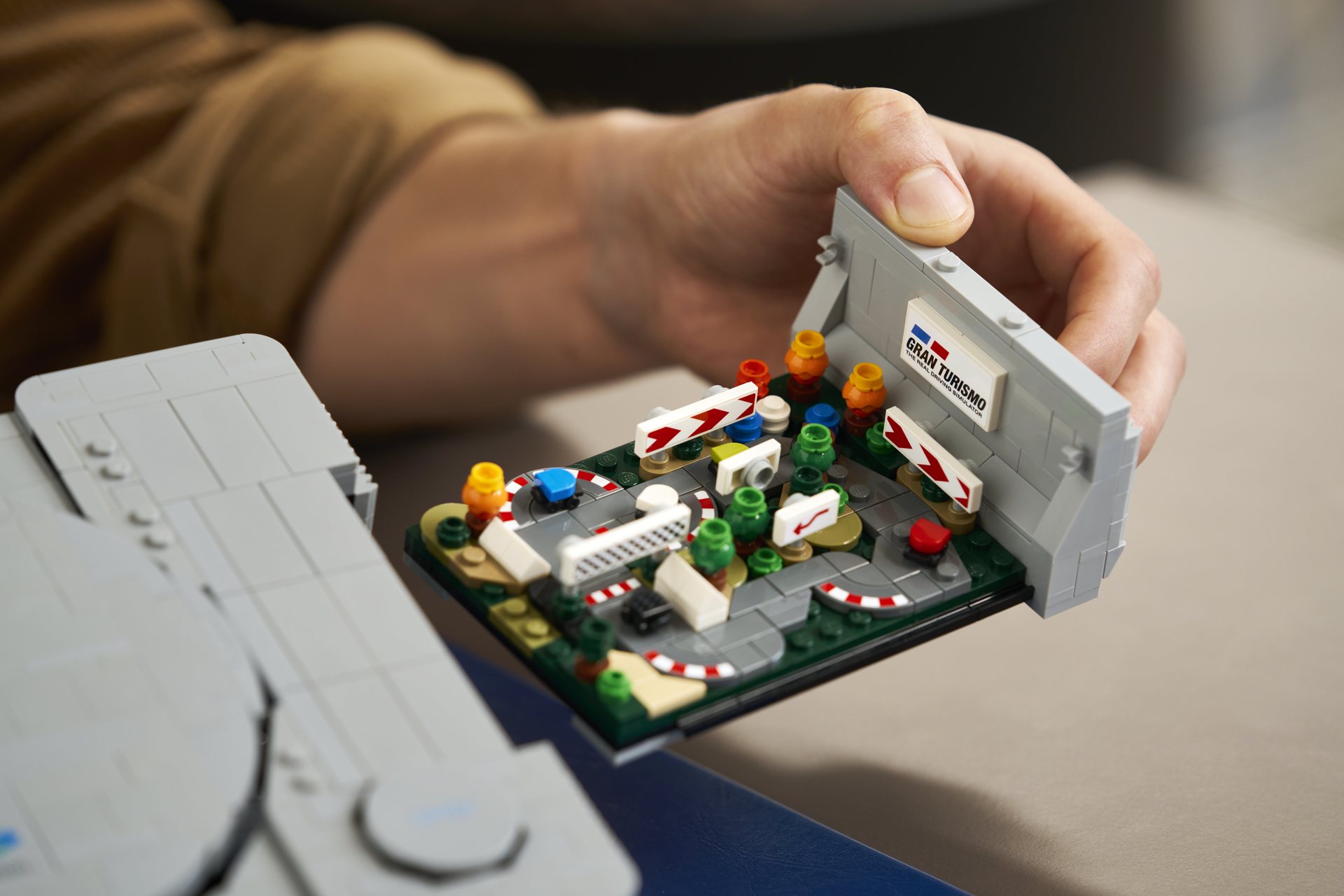 Baubares Gran-Turismo-Diorama mit Miniatur-Rennstrecke aus LEGO Steinen